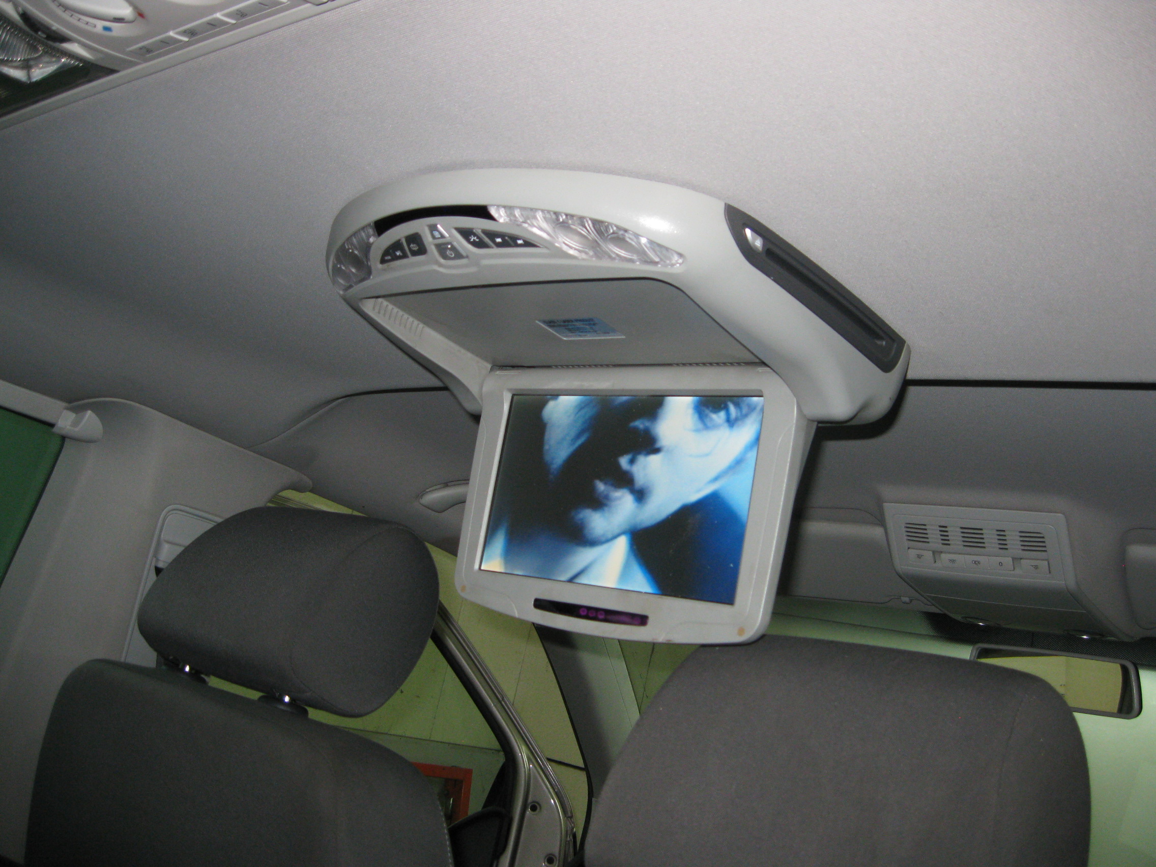 Přečtete si více ze článku Stropní monitor VW T5 Caravelle