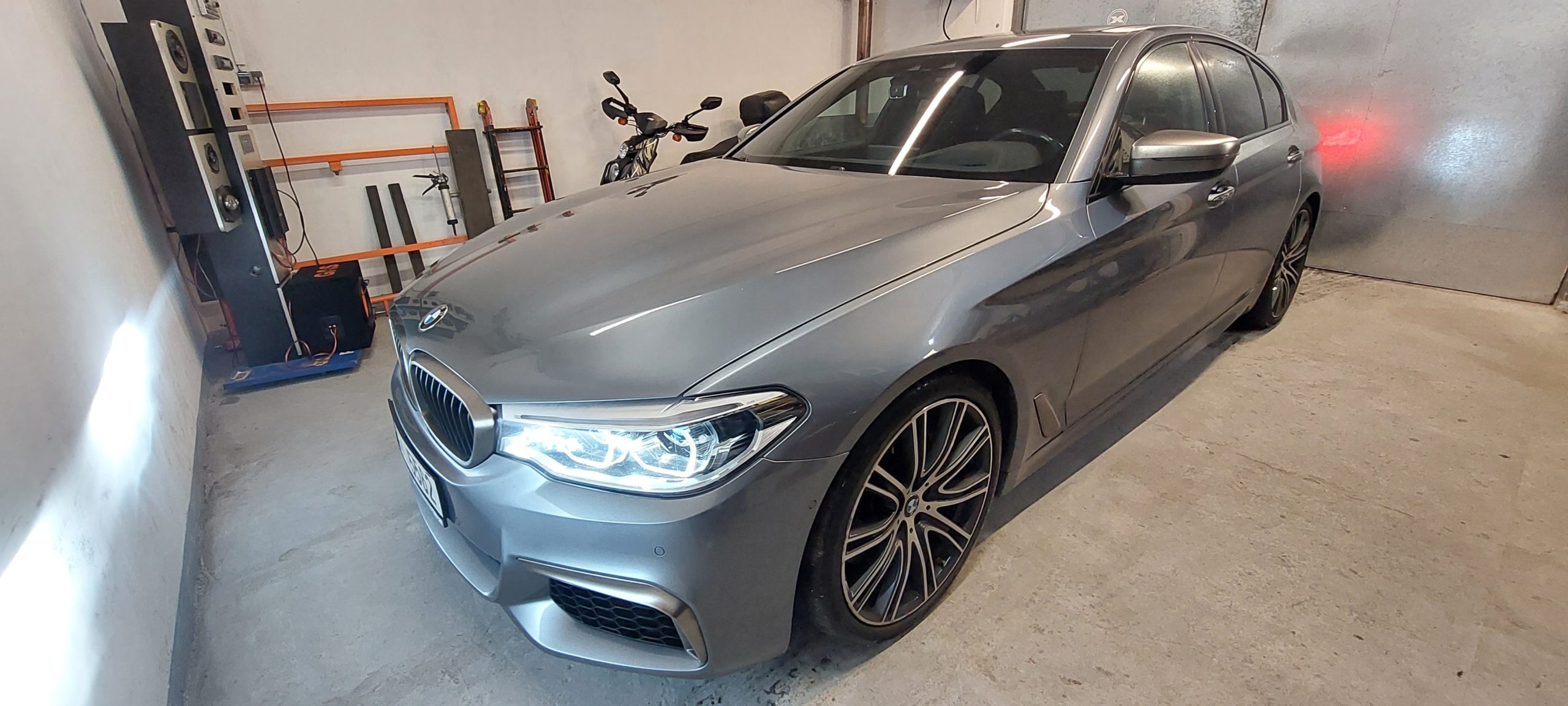 Právě si prohlížíte BMW G30 – luxusní ozvučení