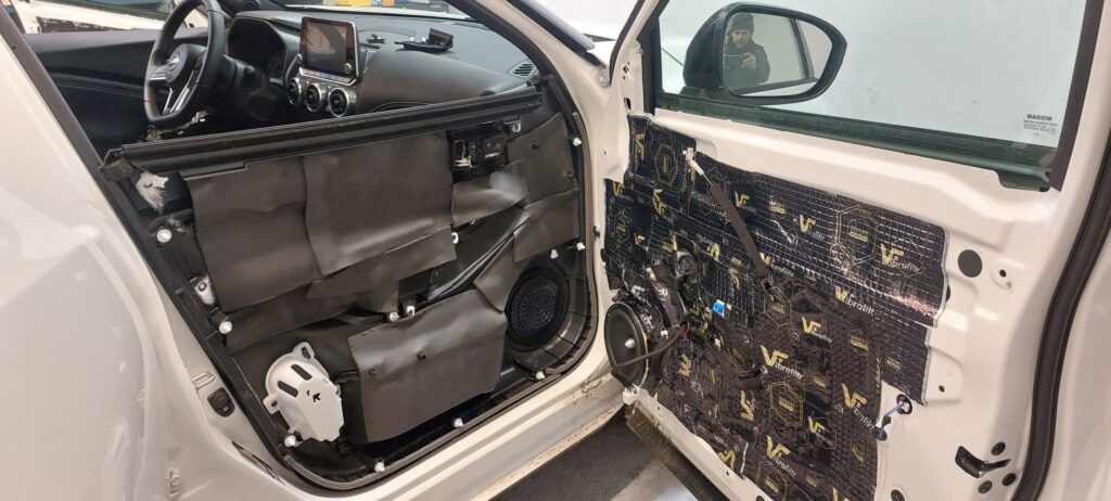 výměna repro, tlumení, polep panelu dveří akustickým materiálem