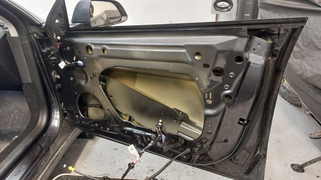 Odhlučnění dveří Tesla 3