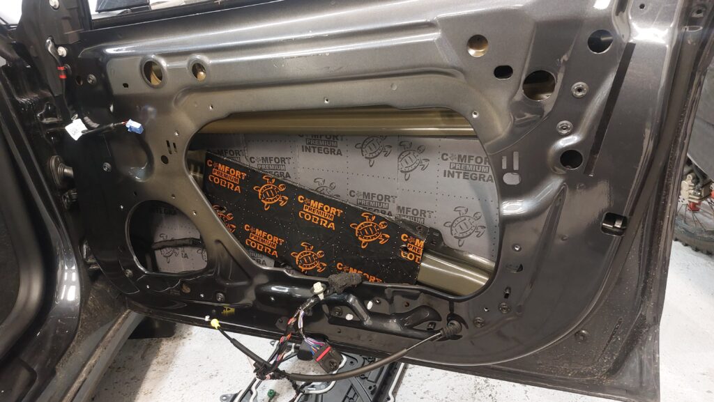 Odhlučnění dveří Tesla 3