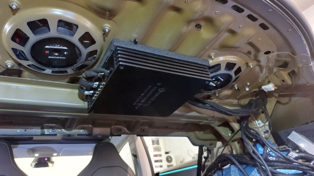 montáž zesilovače