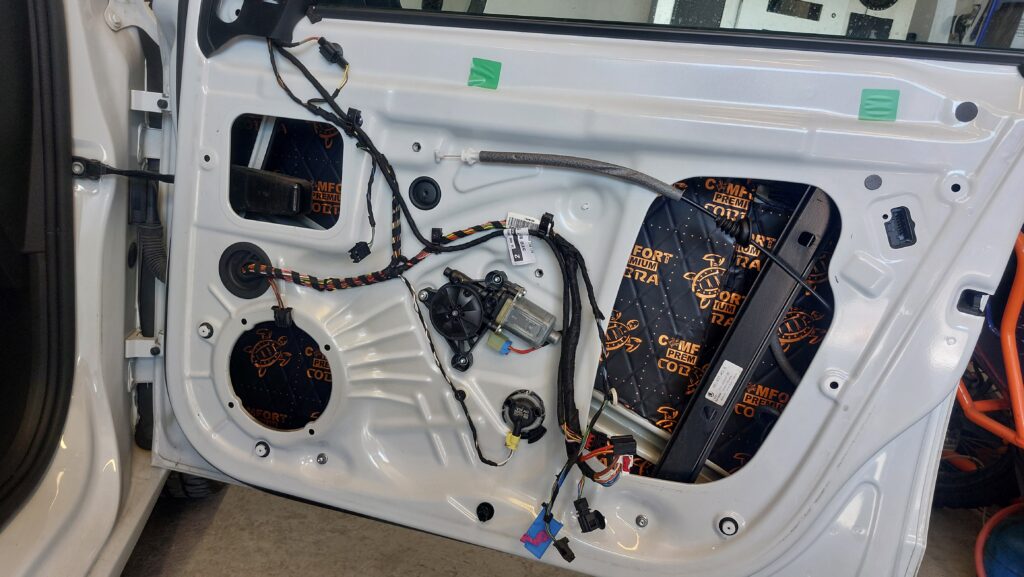 Tlumení dveří Škoda Octavia 3