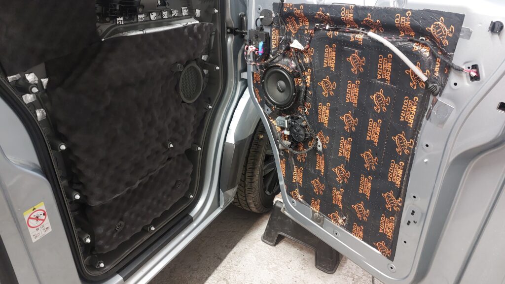 vytlumení dveří a montáž repro