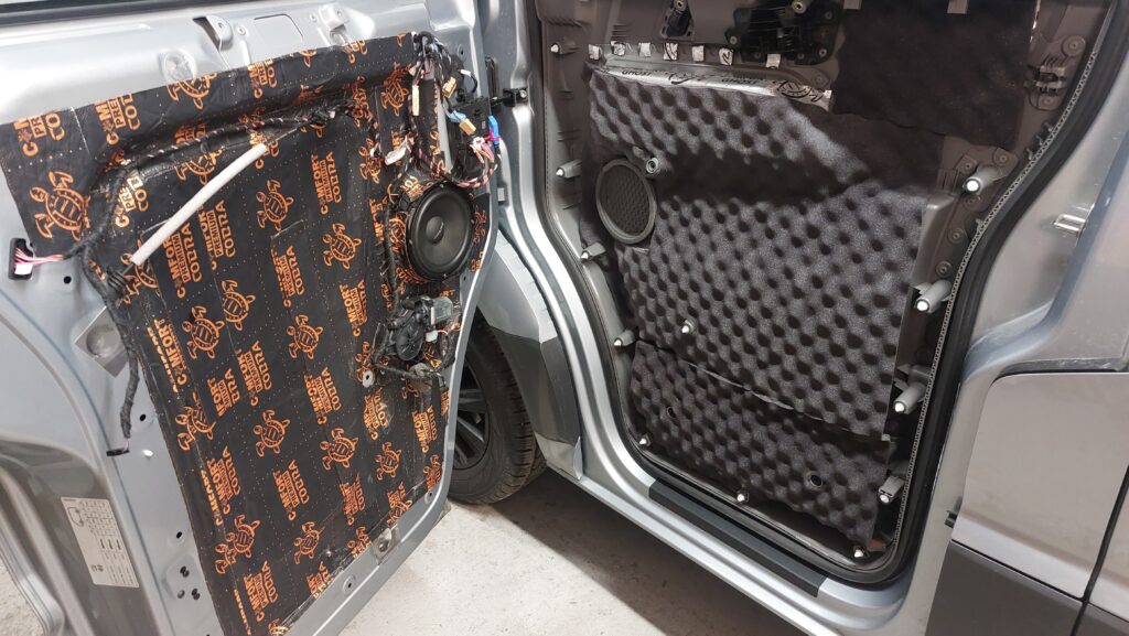 vytlumení dveří a montáž repro