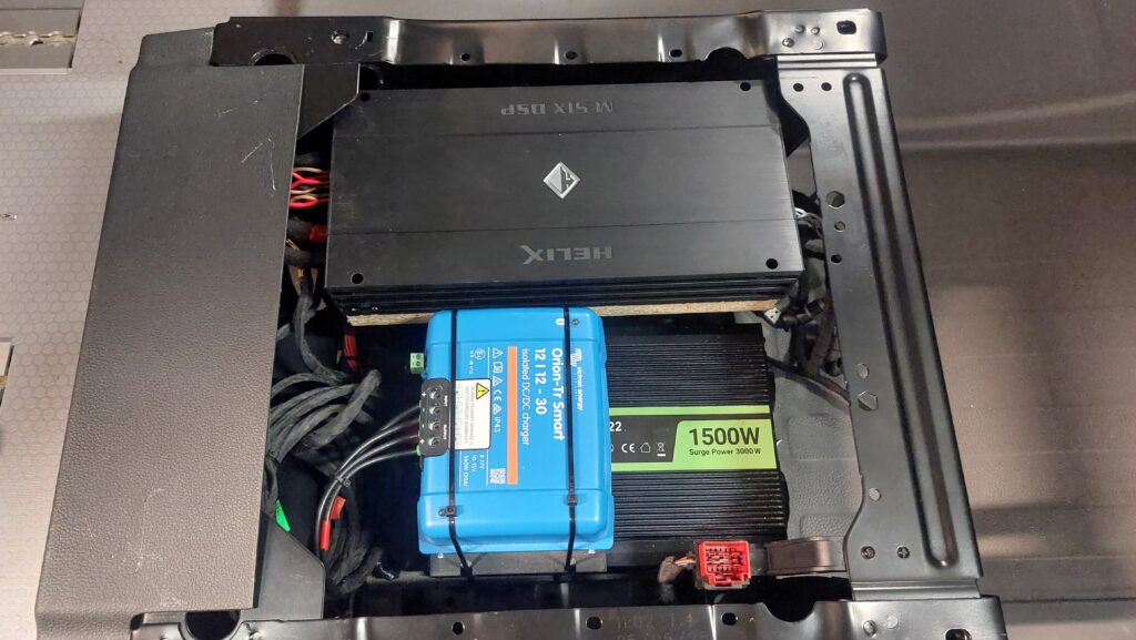 montáž zesilovače