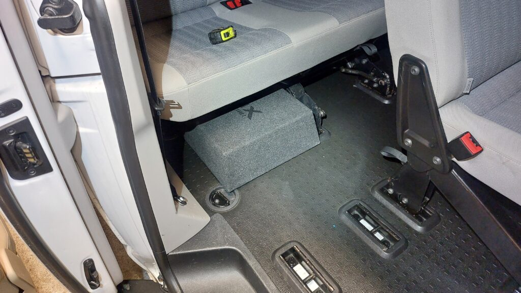 Subwoofer pod 3. řadou sedaček