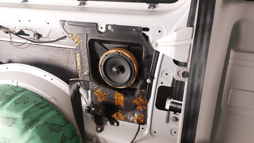 VW T6.1 instalace reproduktorů